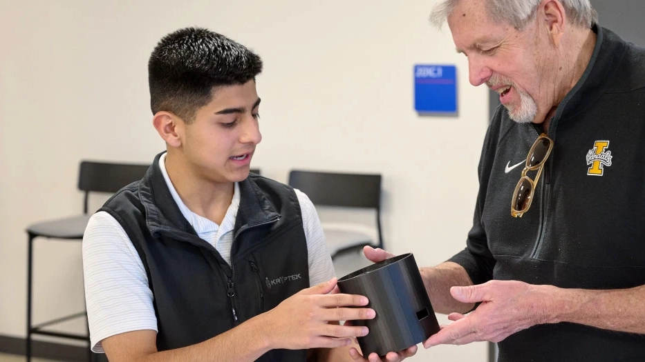 Ismael Valdez shows a device to George Tanner