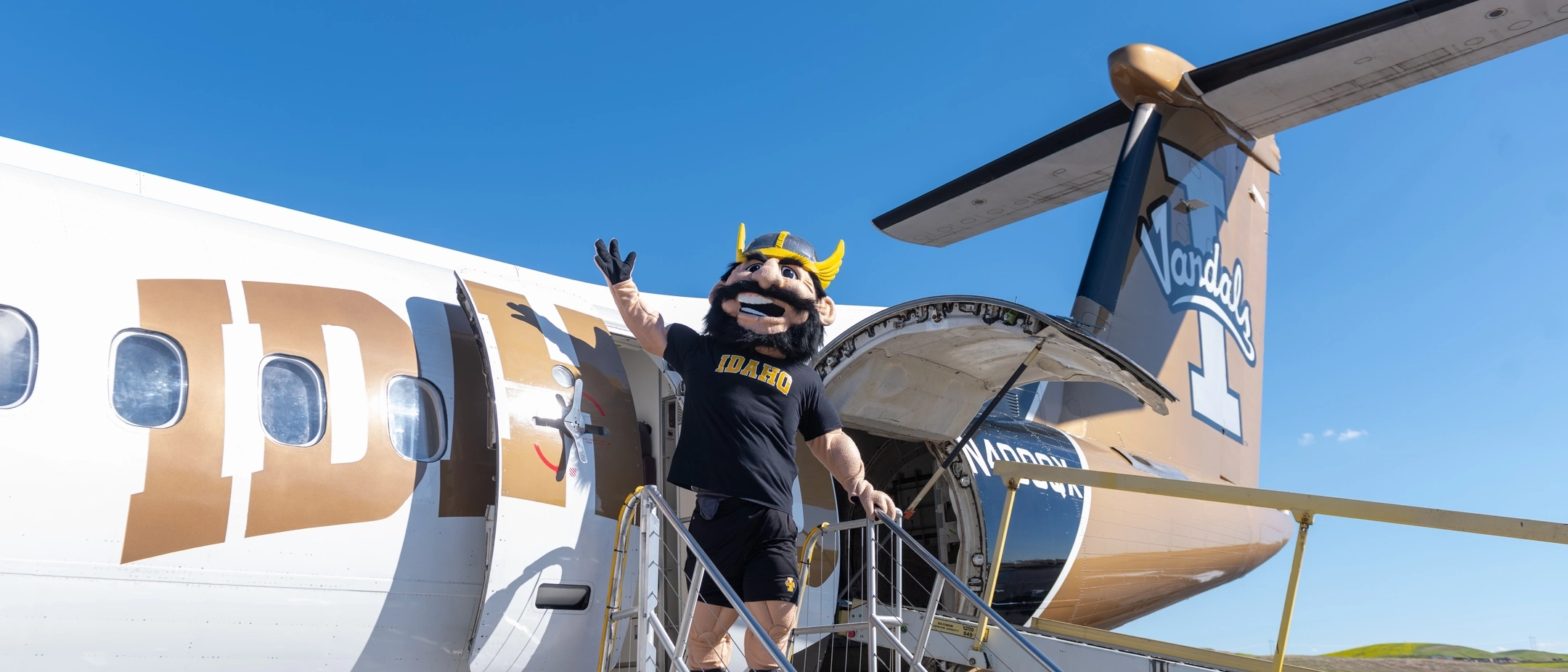 Joe Vandal with the Vandal Plane promotion for flight from Moscow to Boise
