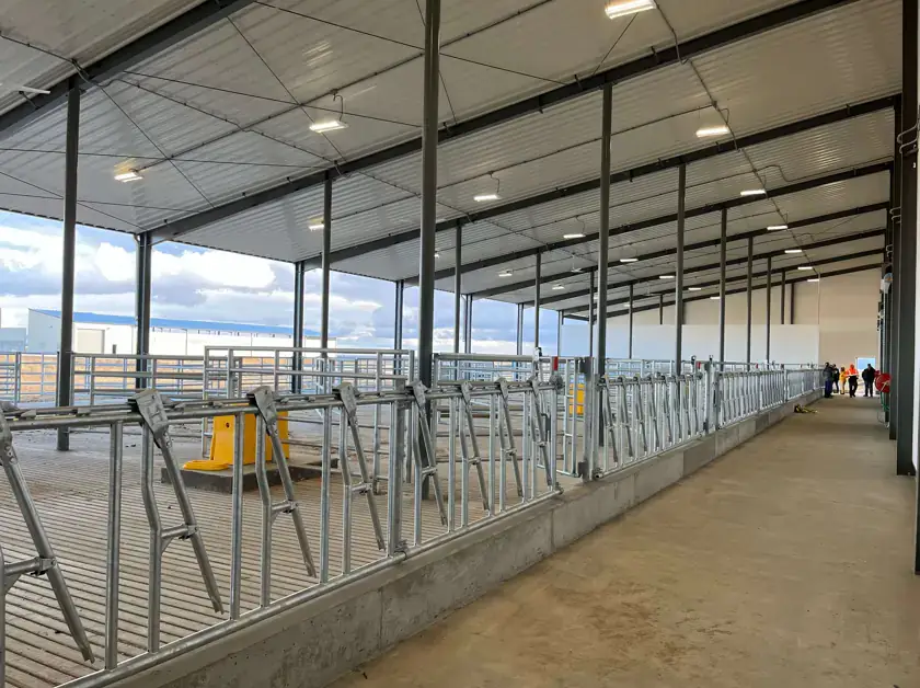 Commodity barn building.