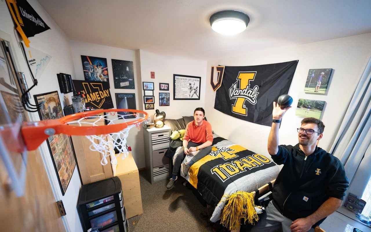 Empty Room-Full Room-Alex-Olsen_1194408097_MH_0020-removed-flag