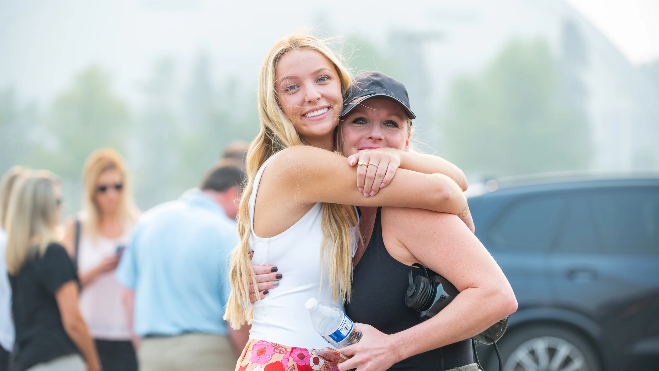 Parent and Vandal hugging on Move In day.
