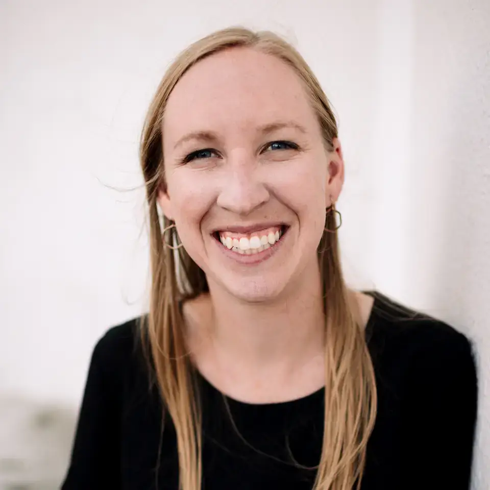 Jen Headshot 1 (1).jpg