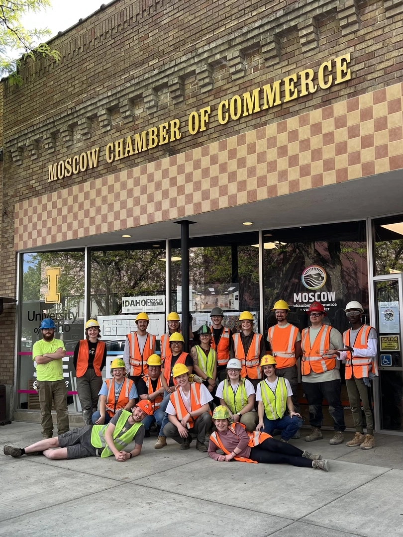 U of I students in front of Chamber building
