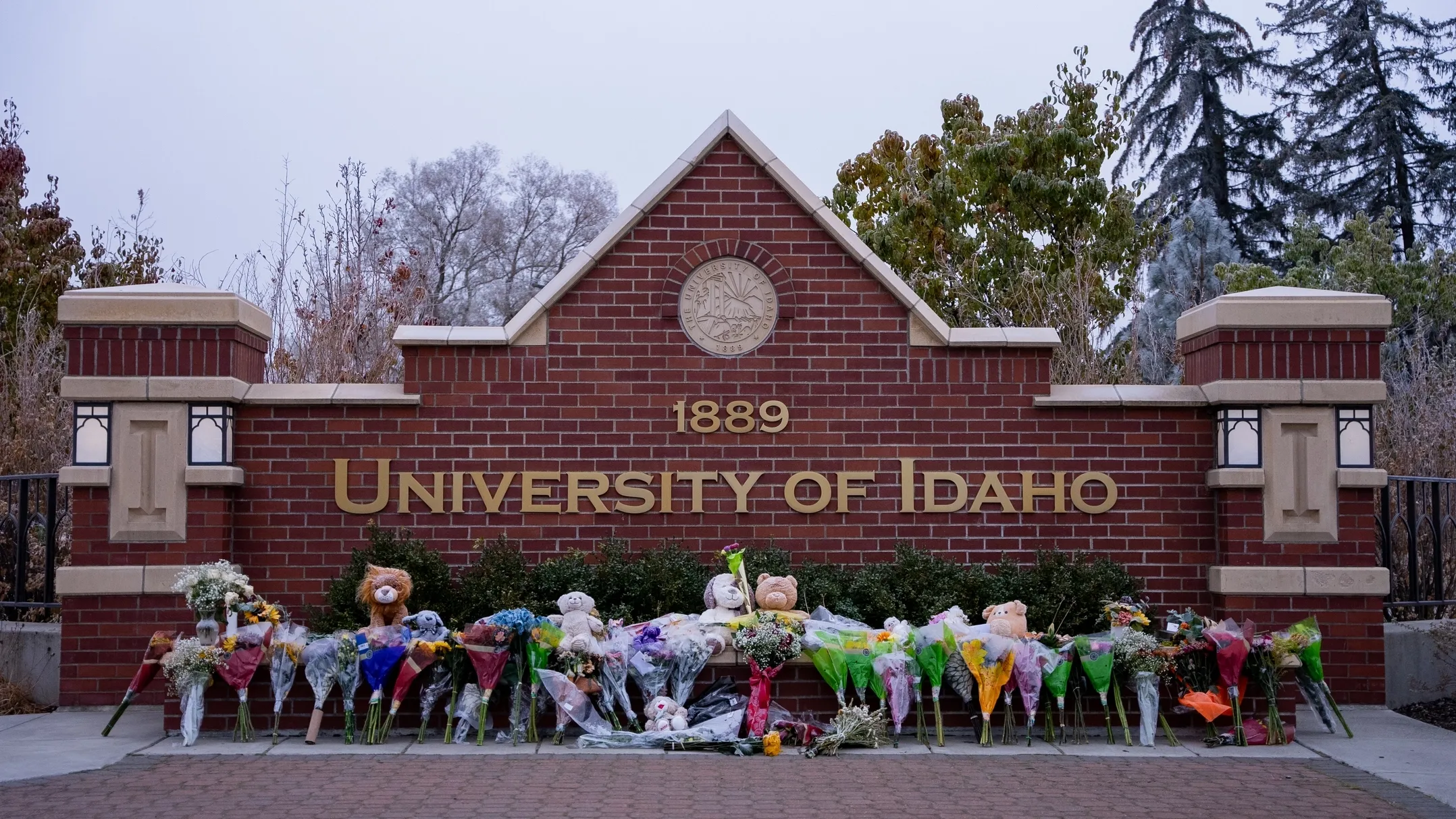 The University of Idaho community mourns the loss of four students through a spontaneous memorial at the entrance to the campus. (Photo by Garrett Britton, University Visual Production)