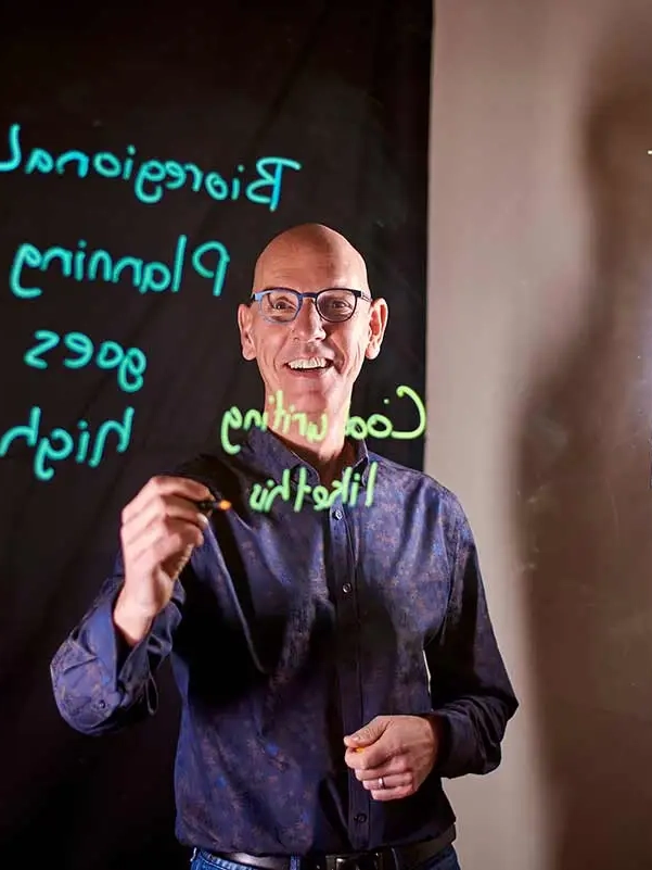 Jaap Vos writing on pane of glass using dry erase markers