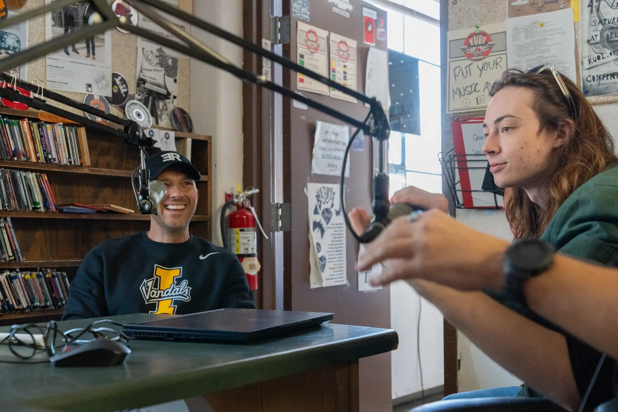 DJ Eric Rhodes ’04 returned to the University of Idaho campus for 2024 Homecoming. During his time on campus, Rhodes was a guest speaker in two of Professor Glenn Mosley’s classes and visited the KUOI radio station.\r