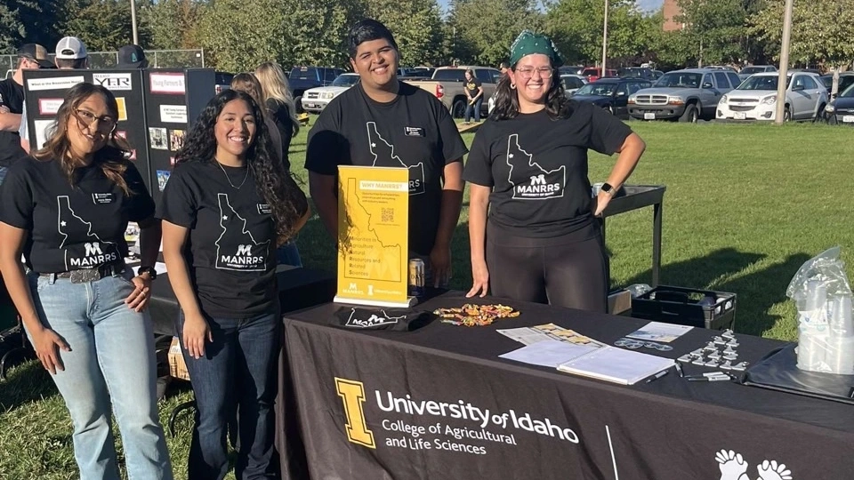 MANRRS students next to their recruitment table