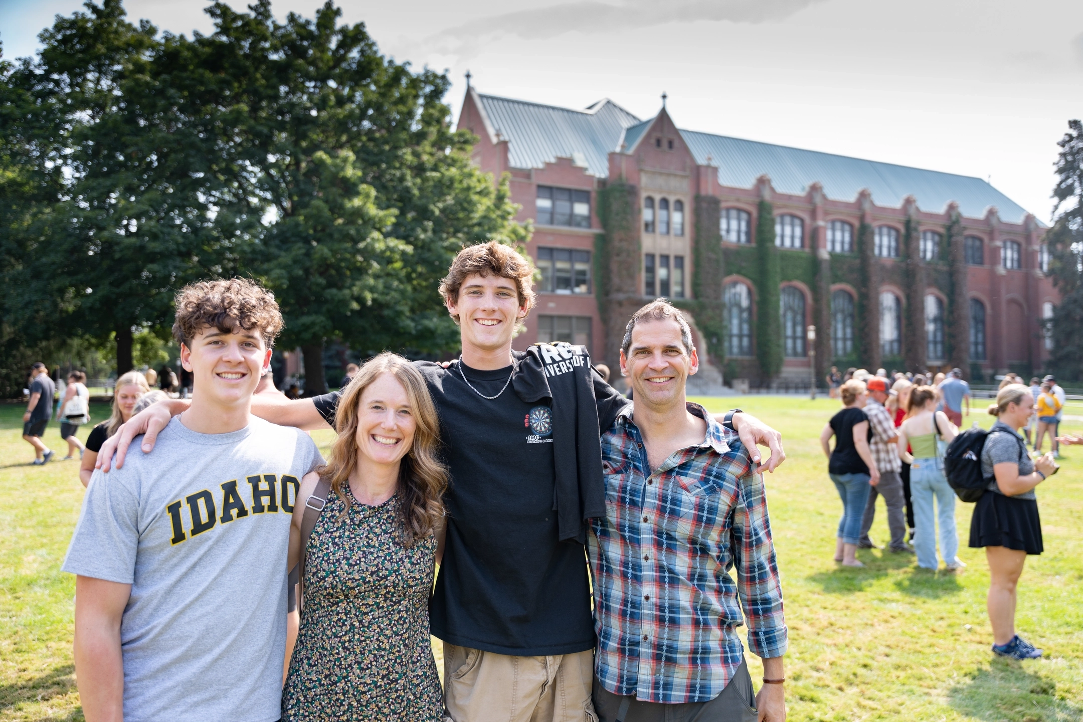 Ӱֱ Vandal Family Send-Off, families and students saying goodbye before school starts.