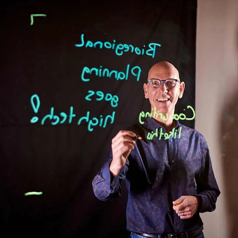 Jaap Vos writing on pane of glass using dry erase markers
