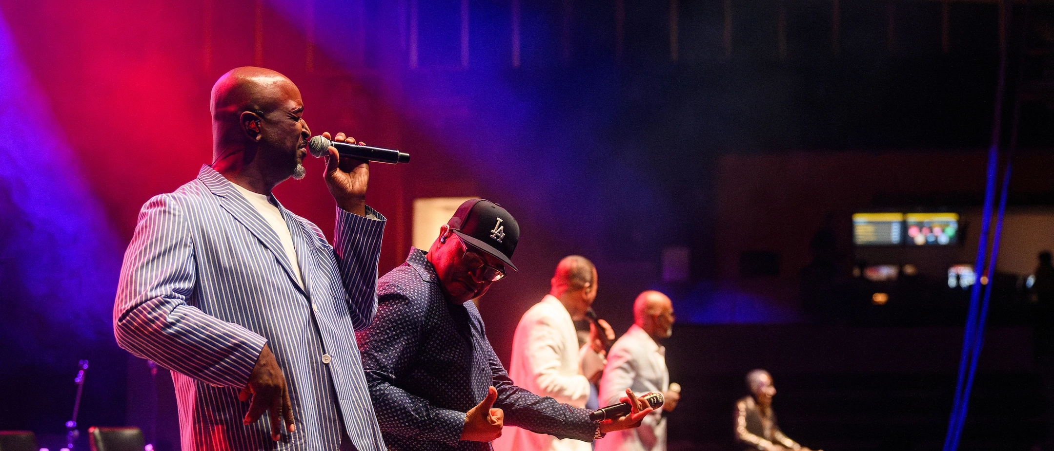 4 Singers on stage