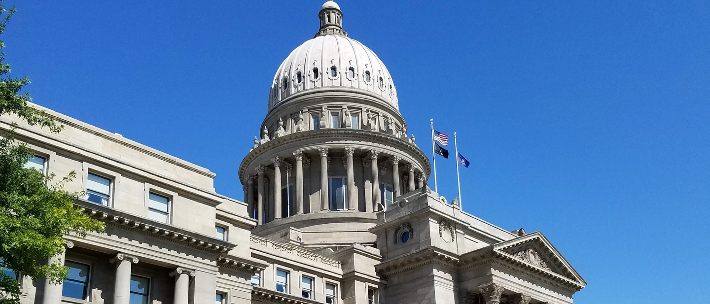 Photo of a government building 