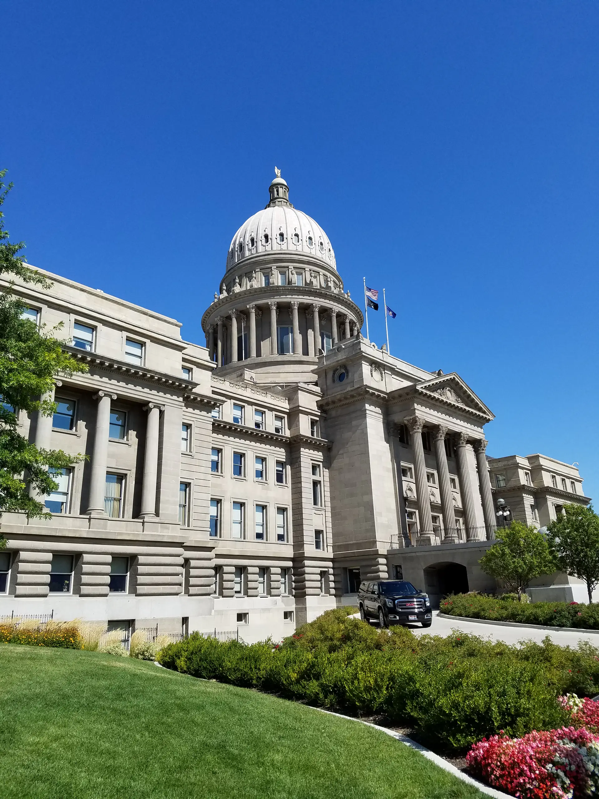 Photo of a government building 