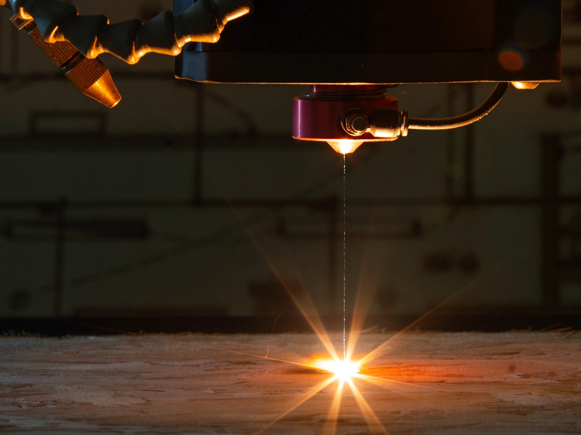 Machine uses laserbeam to etch into wood panel