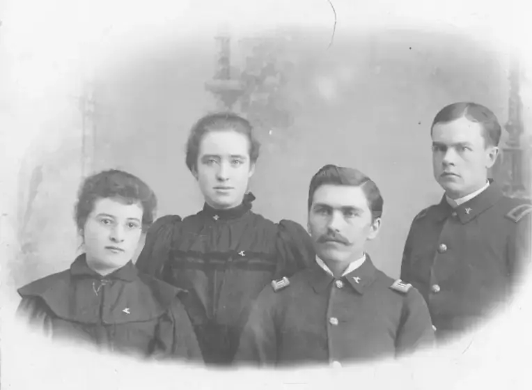 A black and white photo of Stella Maud (Allen) Roberts, Florence May (Corbett) Johnston, Charles Luther Kirtley and Arthur Prentiss Adair