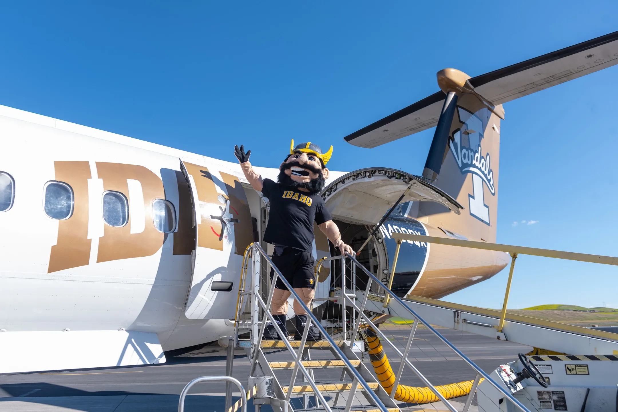 Joe Vandal with the Vandal Plane promotion for flight from Moscow to Boise