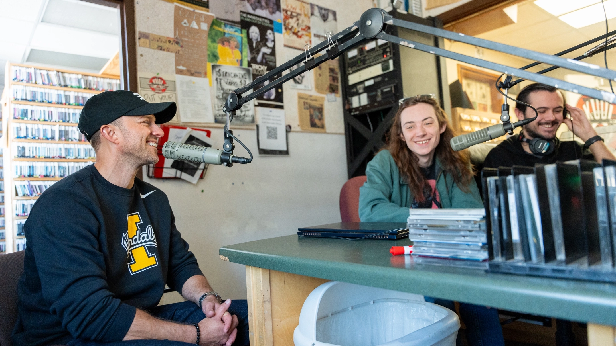 DJ Eric Rhodes ’04 returned to the University of Idaho campus for 2024 Homecoming. During his time on campus, Rhodes was a guest speaker in two of Professor Glenn Mosley’s classes and visited the KUOI radio station.